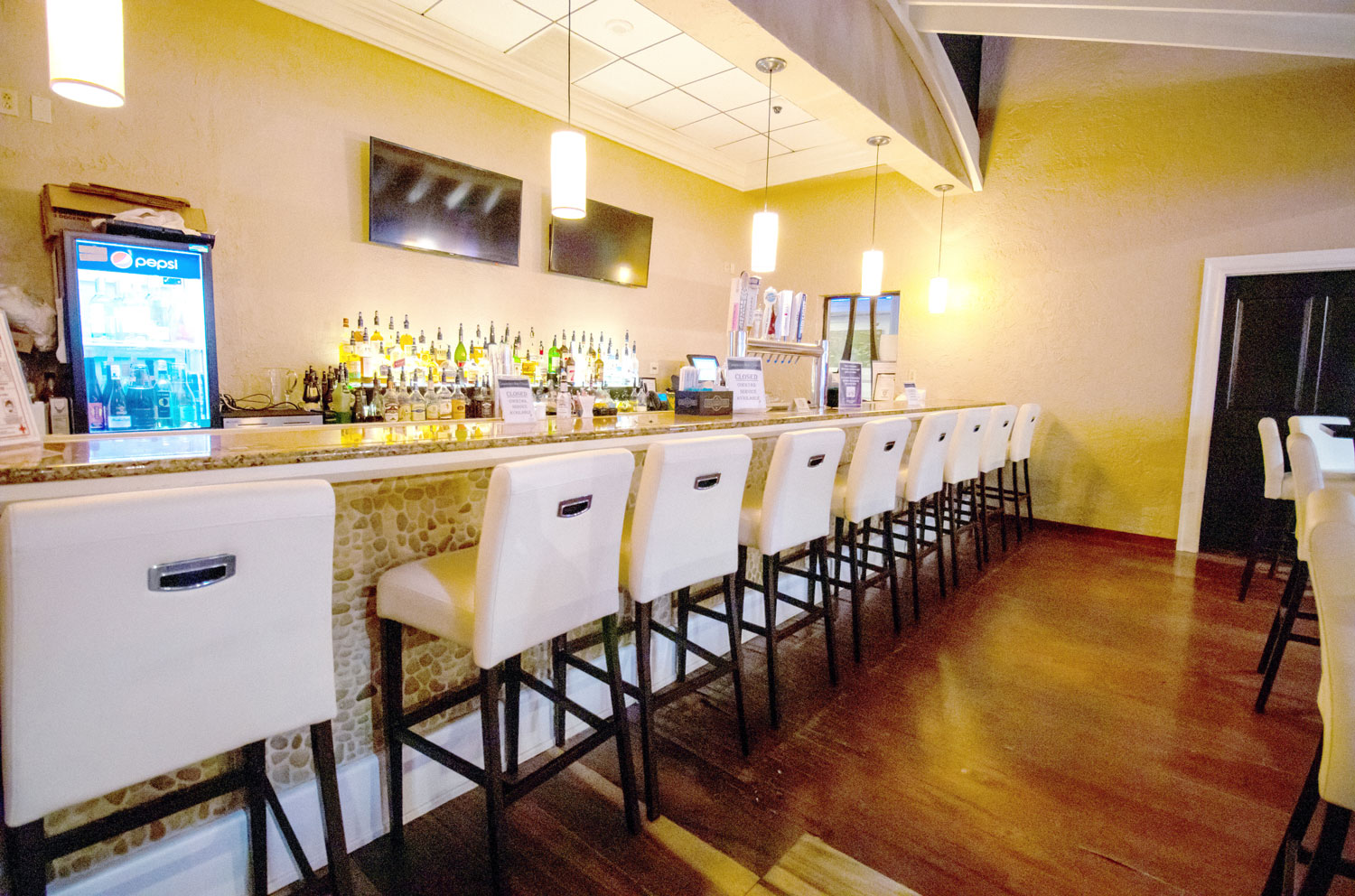 Castaways Bar - Bar area