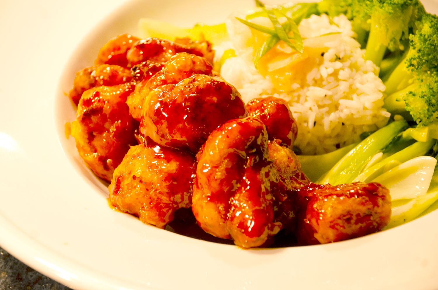 Castaways bar - Plate of chicken, rice and broccoli